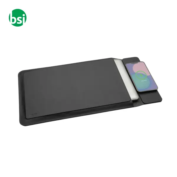 Swiss Peak 15W magnetic charging laptop sleeve -  4